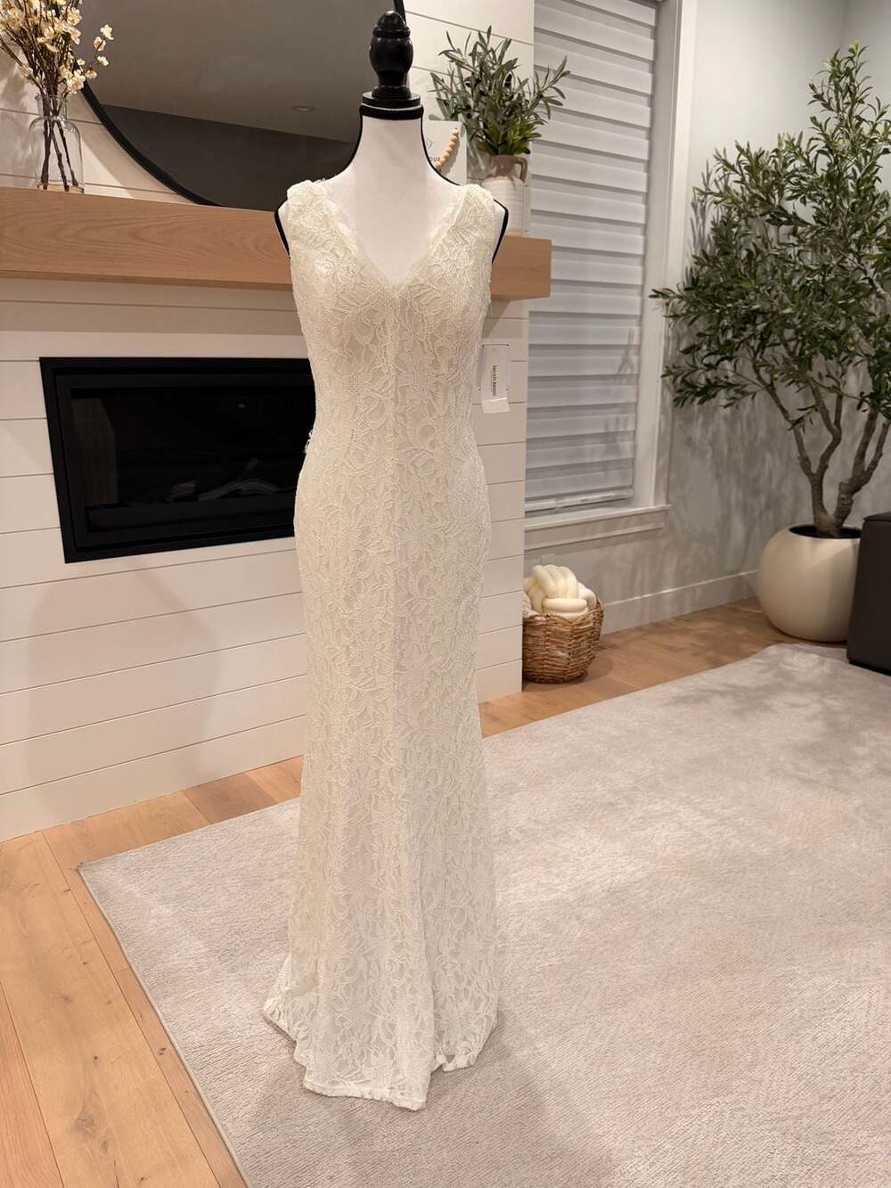 David's Bridal Allover Lace V-Neck Sheath Wedding Dress Style 183626DB